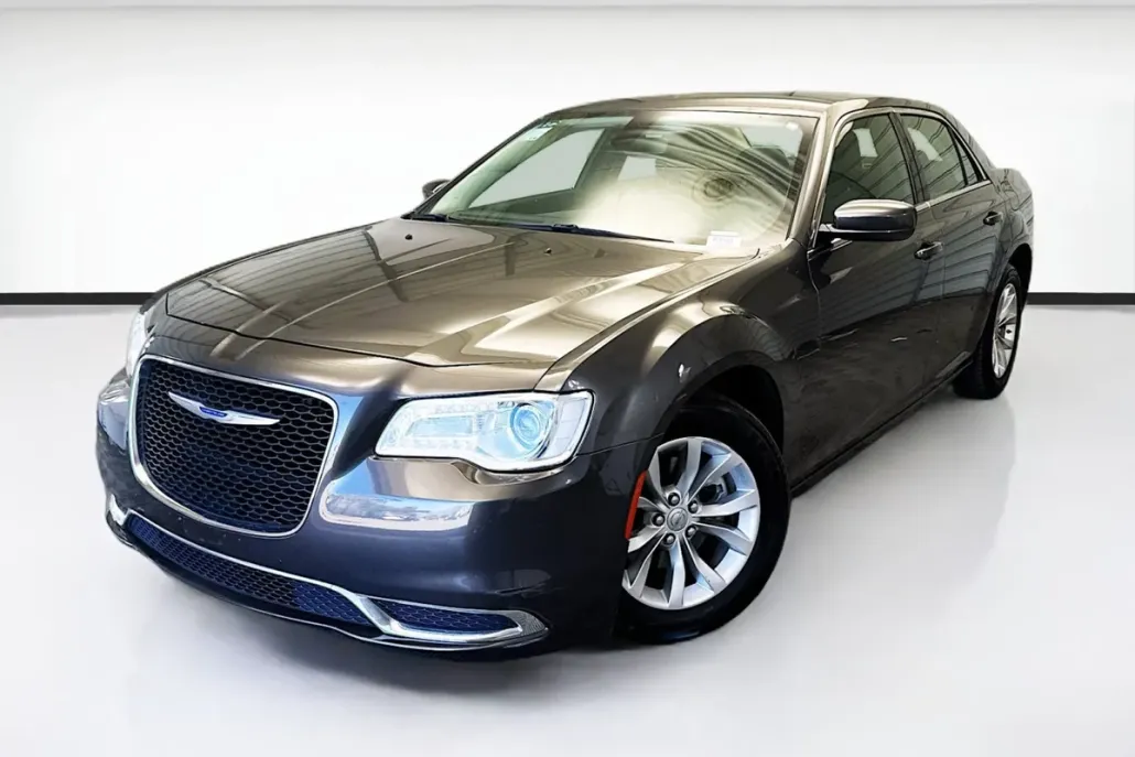 2023 Chrysler 300 Touring photo 1