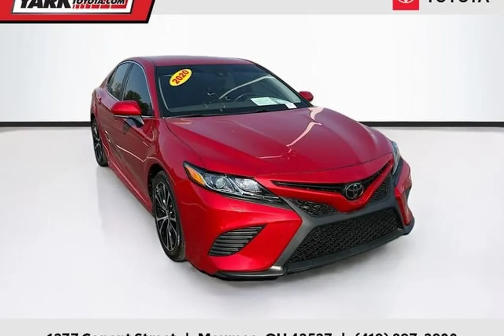 2020 Toyota Camry SE photo 1