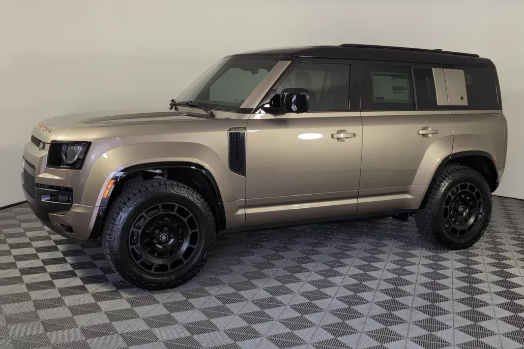 2025 Land Rover Defender 110 photo 1
