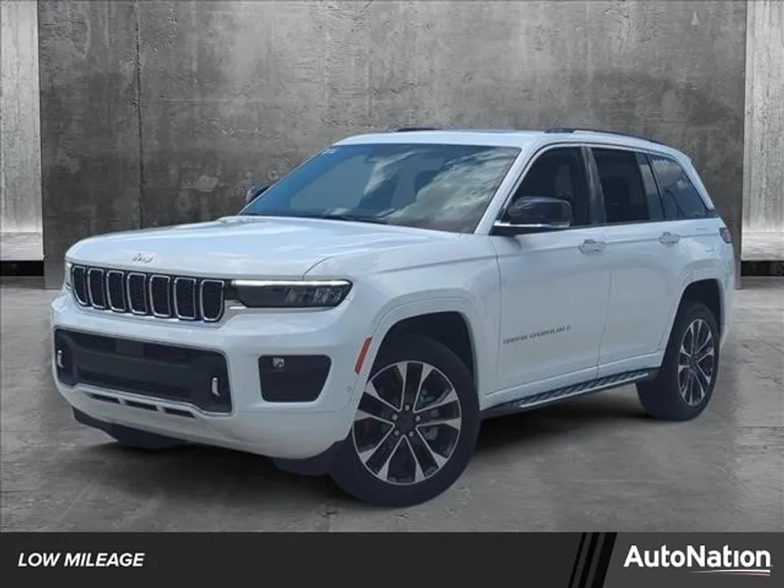 2023 Jeep Grand Cherokee Overland photo 1