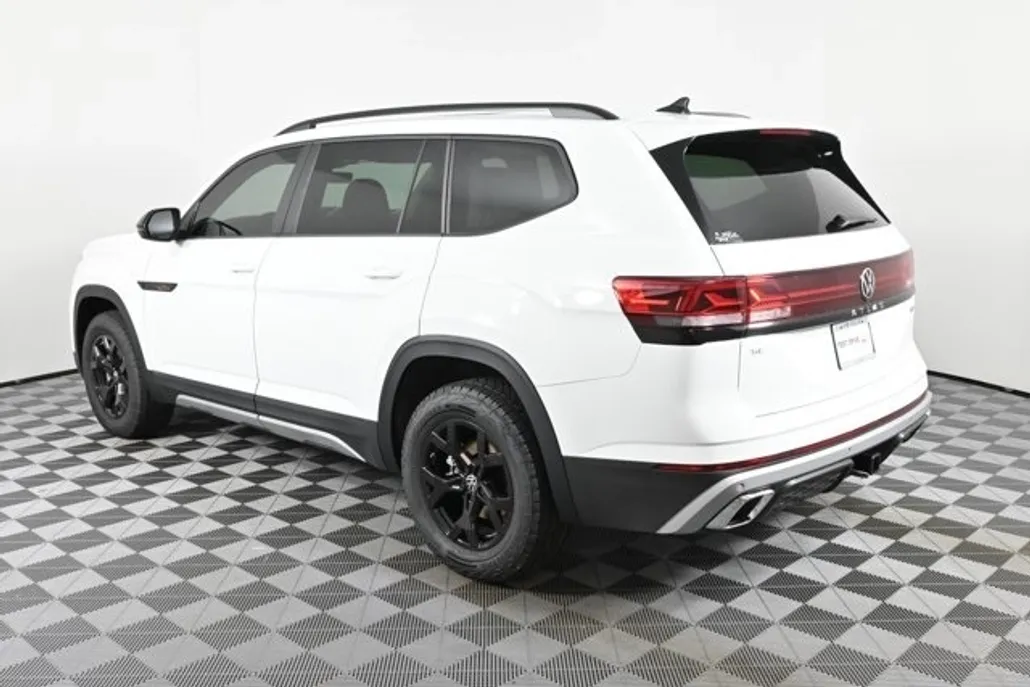 2025 Volkswagen Atlas Peak Edition SE photo 1