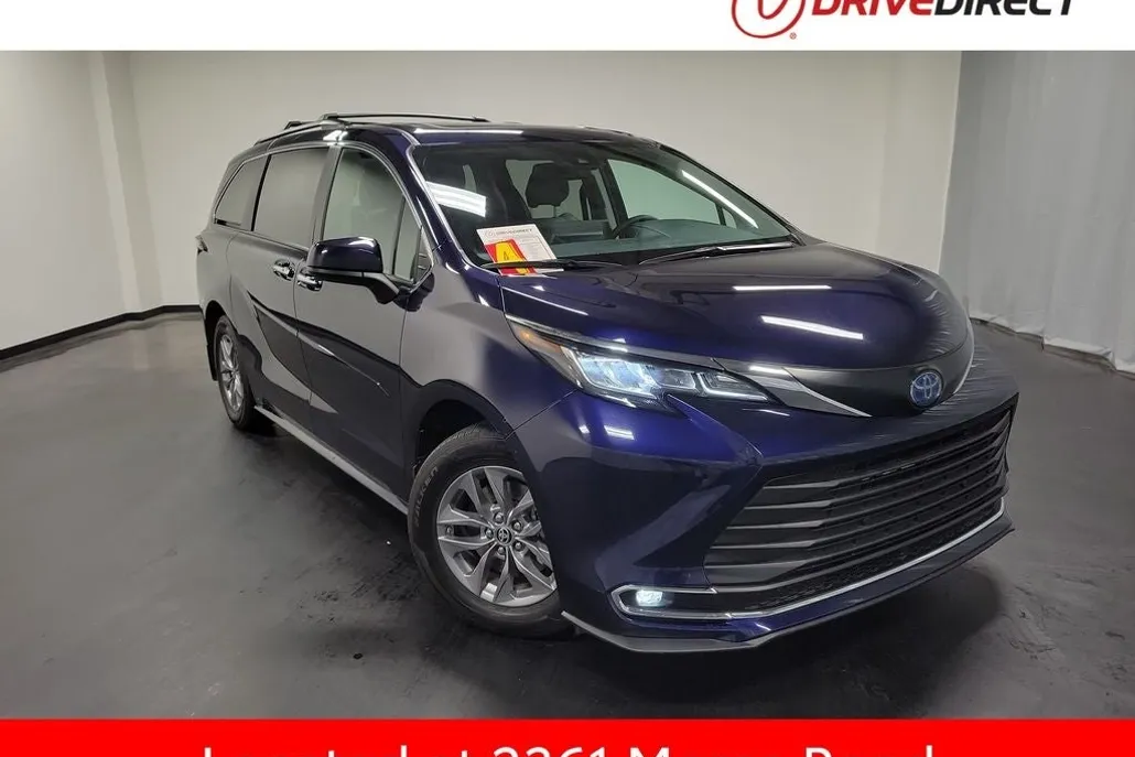 2023 Toyota Sienna XLE photo 1