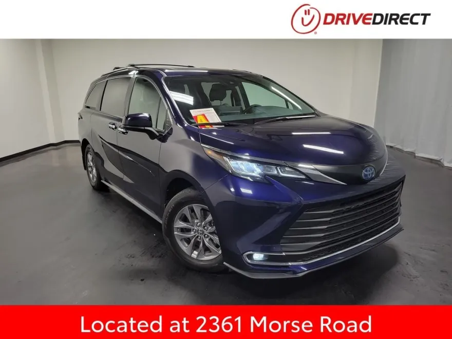 2023 Toyota Sienna XLE photo 1
