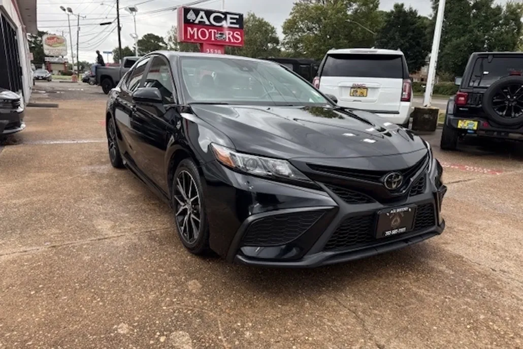 2024 Toyota Camry SE photo 1