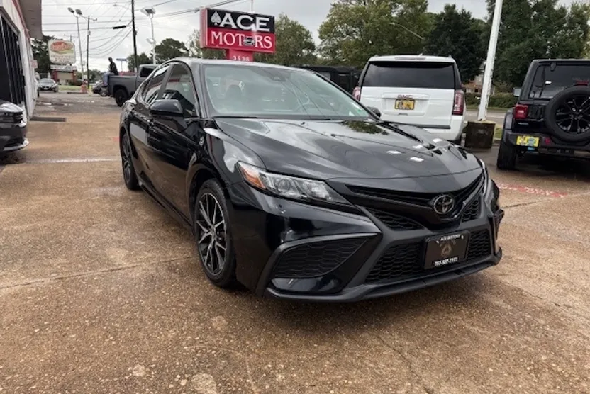 2024 Toyota Camry SE photo 1