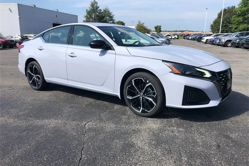 2025 Nissan Altima SR photo 1