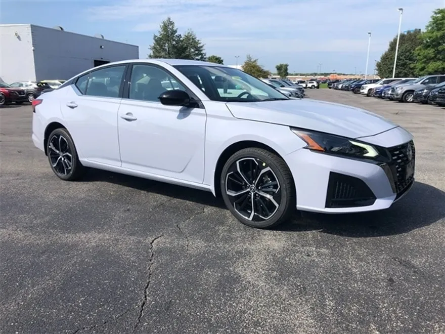 2025 Nissan Altima SR photo 1