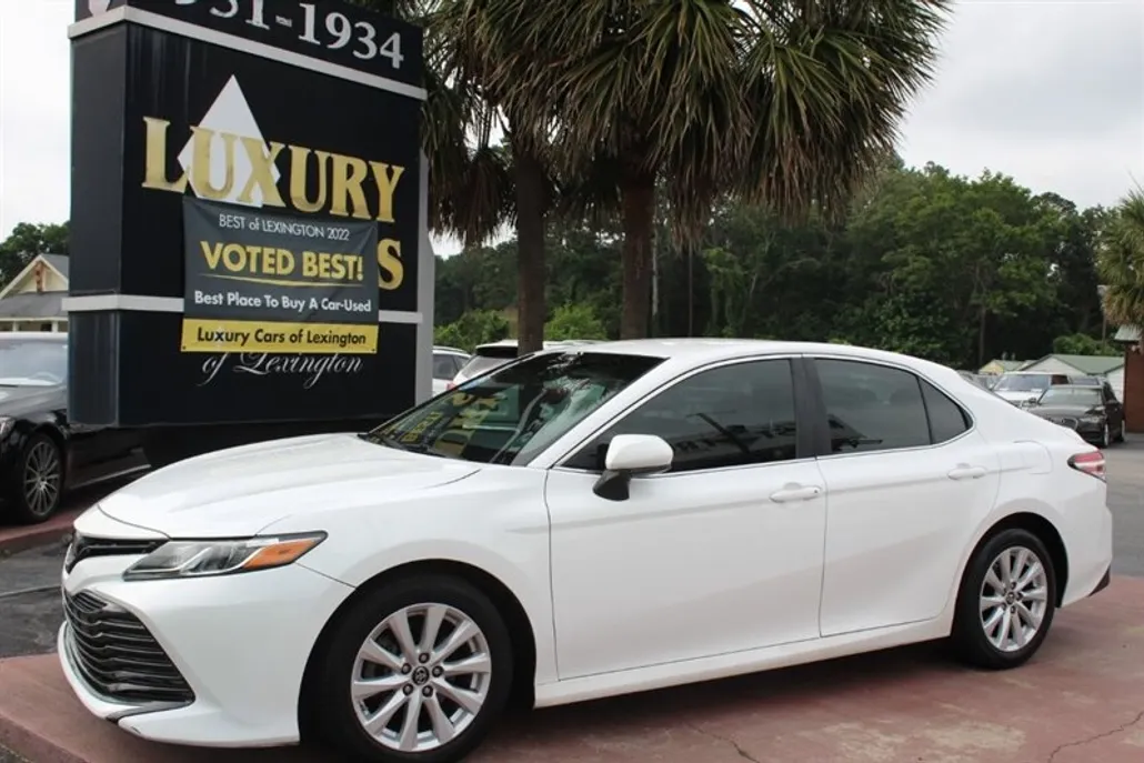 2018 Toyota Camry LE photo 1