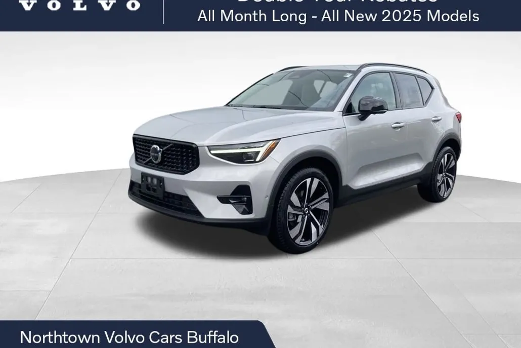 2025 Volvo XC40 photo 1