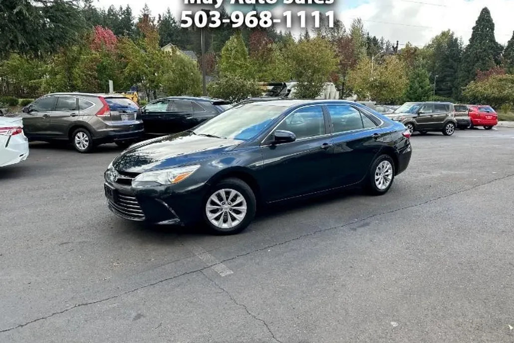 2017 Toyota Camry LE photo 1