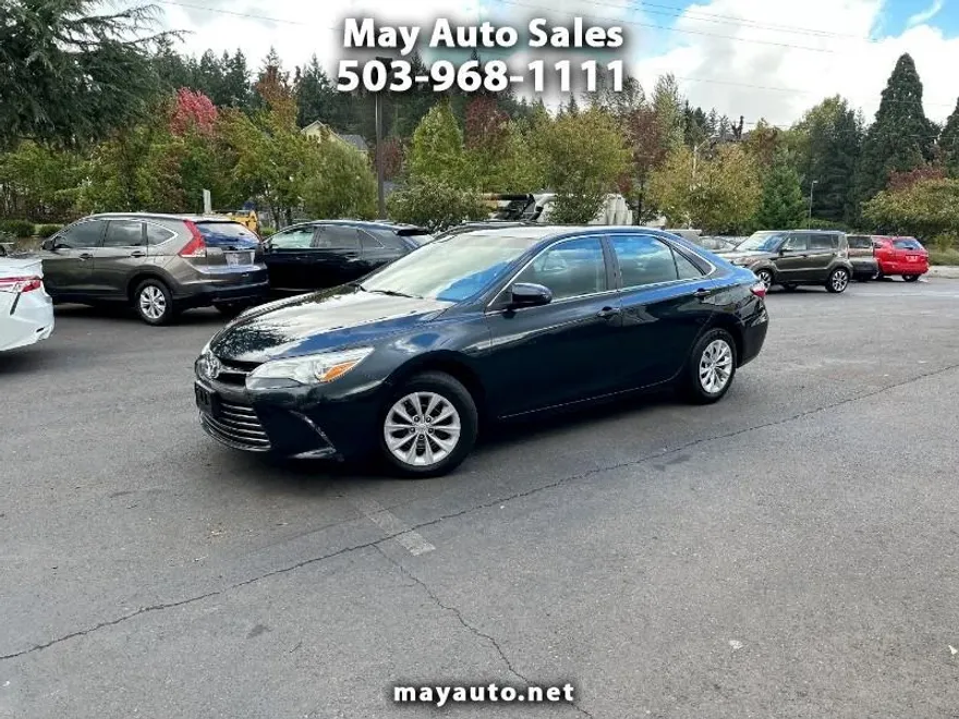 2017 Toyota Camry LE photo 1