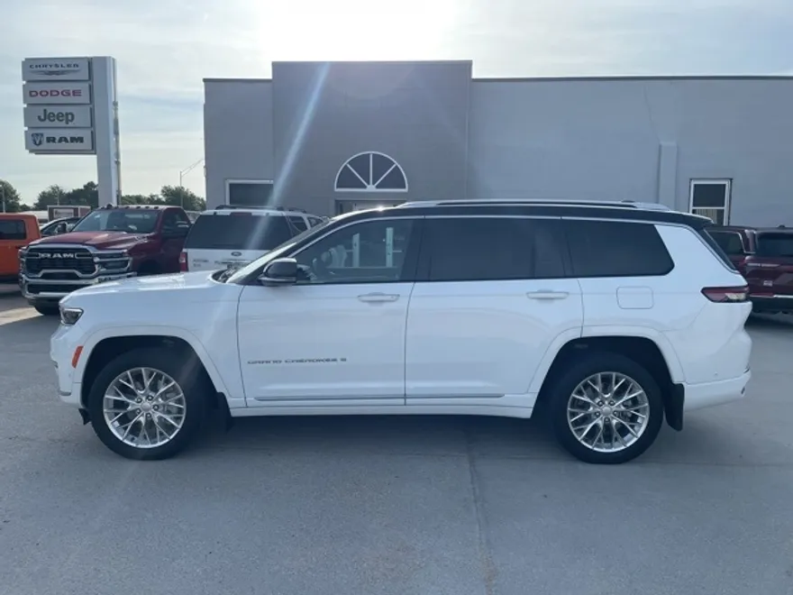 2021 Jeep Grand Cherokee L Summit photo 1