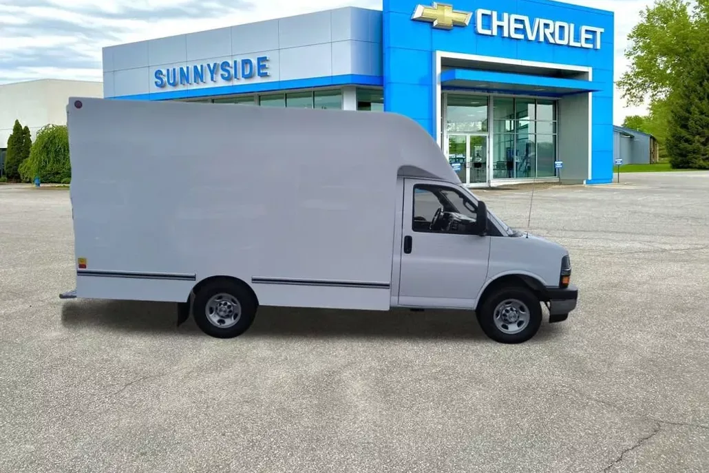 2025 Chevrolet Express Cutaway 3500 photo 1