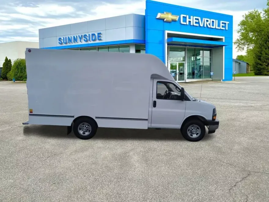 2025 Chevrolet Express Cutaway 3500 photo 1