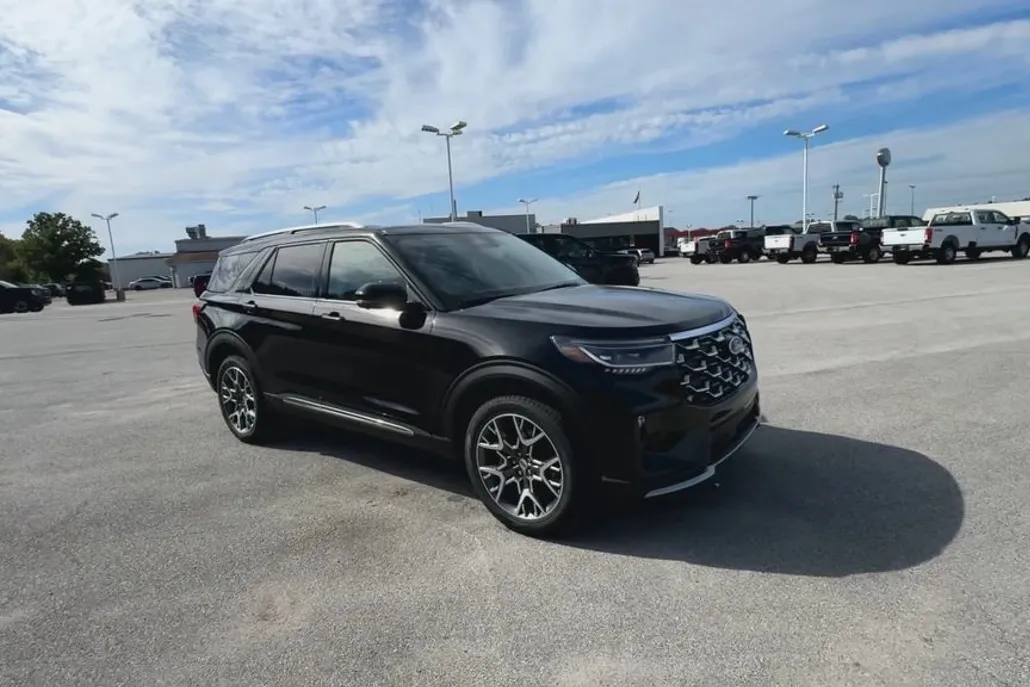 2025 Ford Explorer Platinum photo 1
