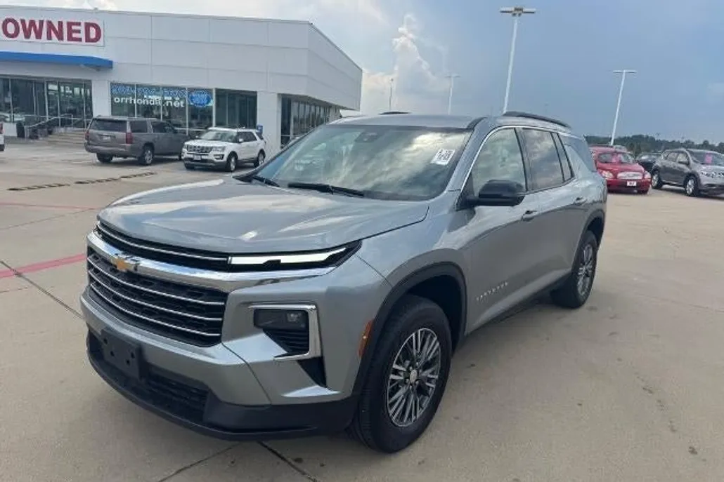 2024 Chevrolet Traverse 2LT photo 1