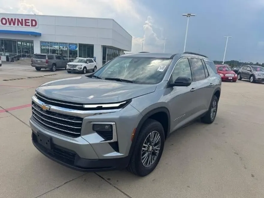 2024 Chevrolet Traverse 2LT photo 1
