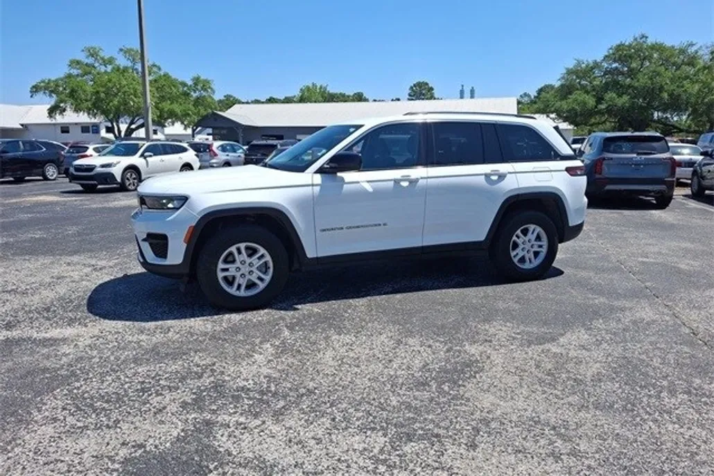 2023 Jeep Grand Cherokee Laredo photo 1