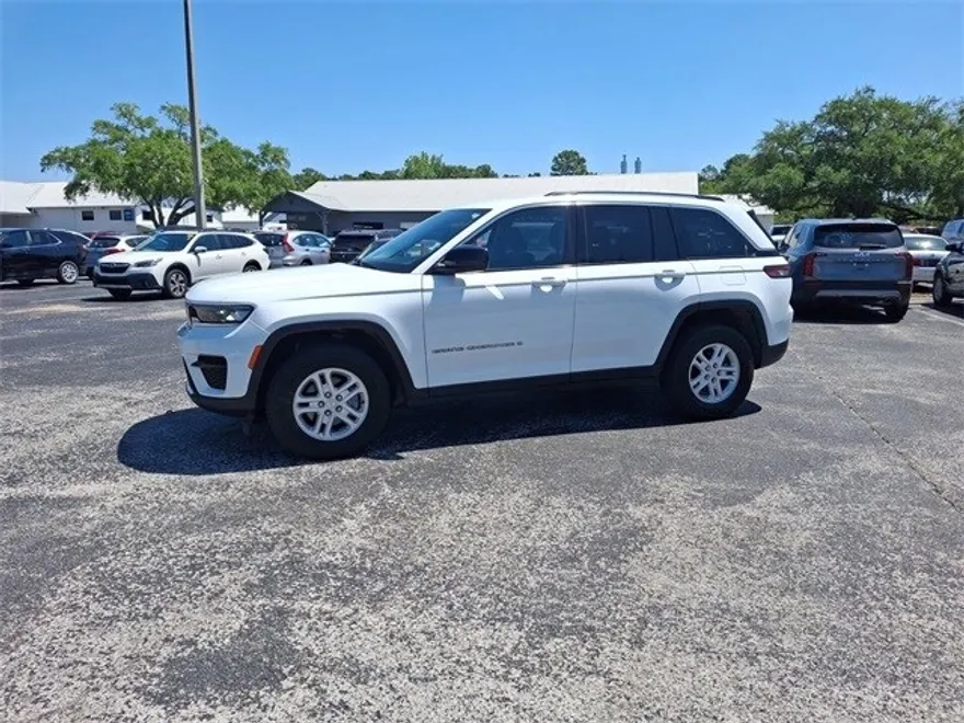 2023 Jeep Grand Cherokee Laredo photo 1