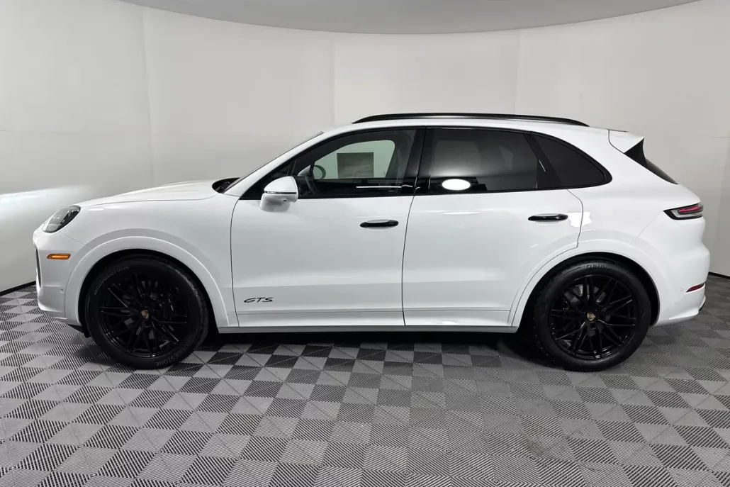2025 Porsche Cayenne GTS photo 1