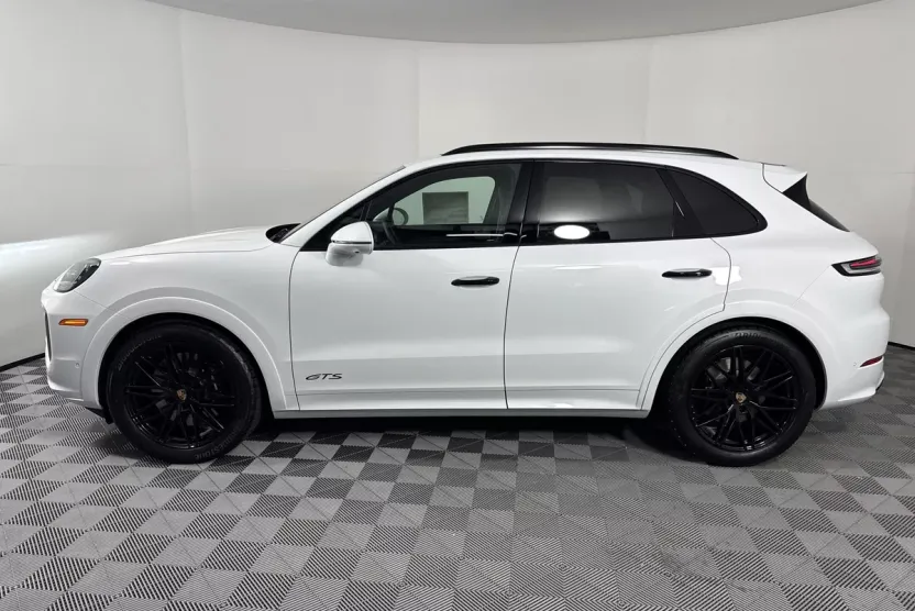 2025 Porsche Cayenne GTS photo 1