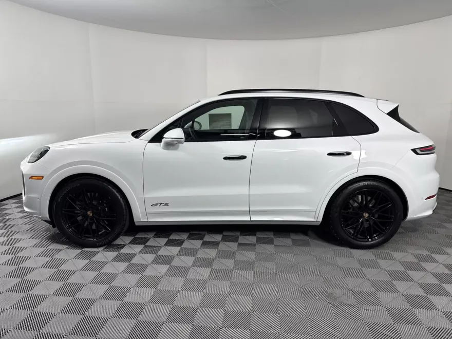2025 Porsche Cayenne GTS photo 1