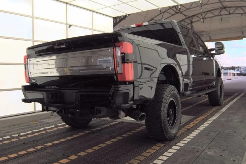 2023 Ford F-250 Platinum photo 1