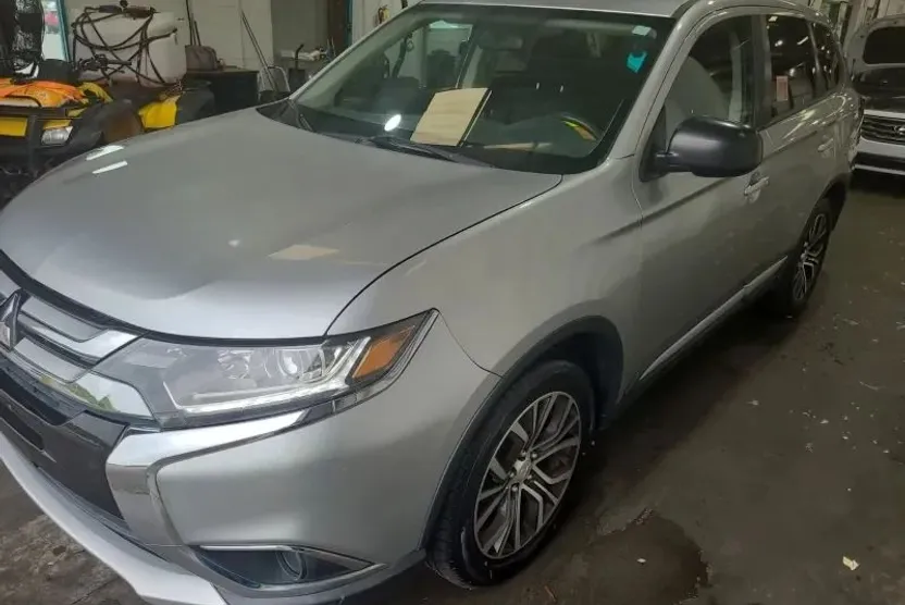 2018 Mitsubishi Outlander ES photo 1