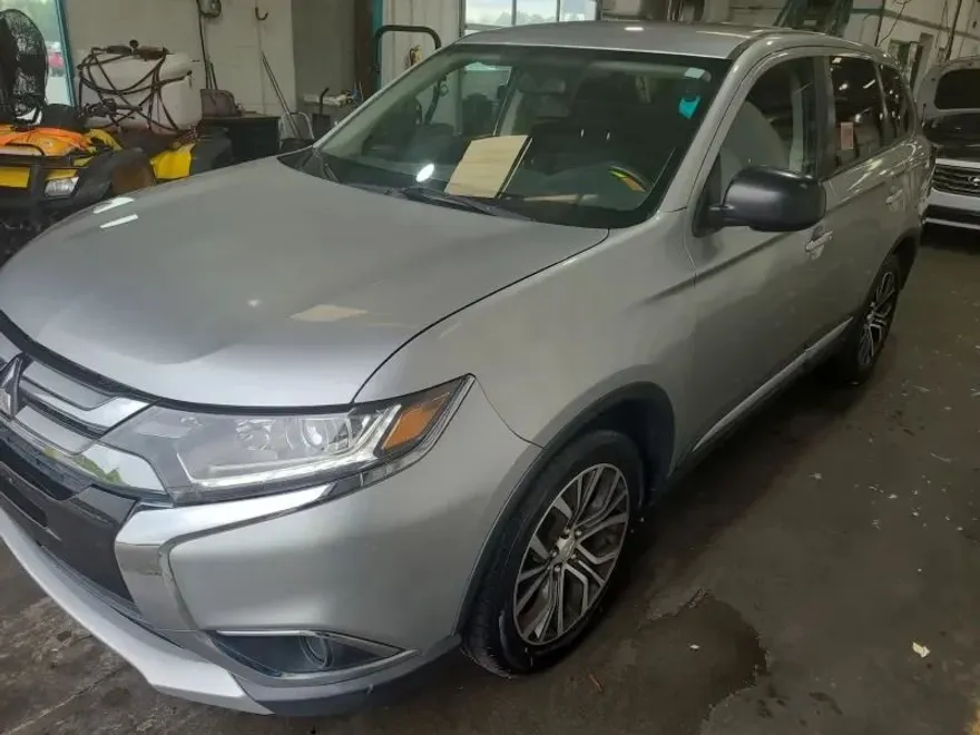 2018 Mitsubishi Outlander ES photo 1