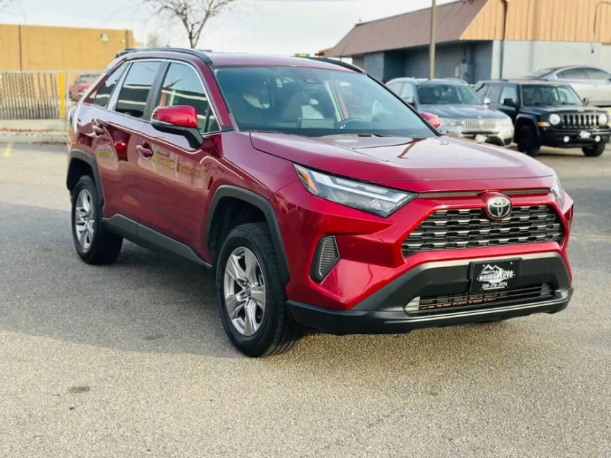 2023 Toyota RAV4 XLE photo 1