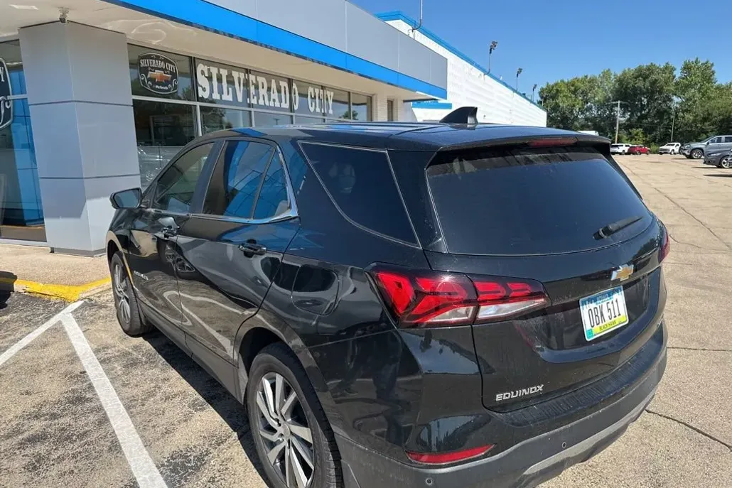 2023 Chevrolet Equinox LT photo 1