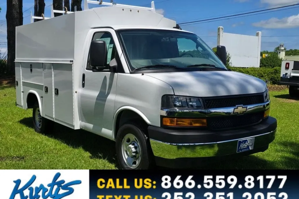 2025 Chevrolet Express Cutaway 3500 photo 1