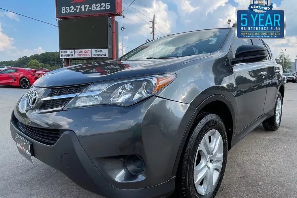 2015 Toyota RAV4 LE photo 1
