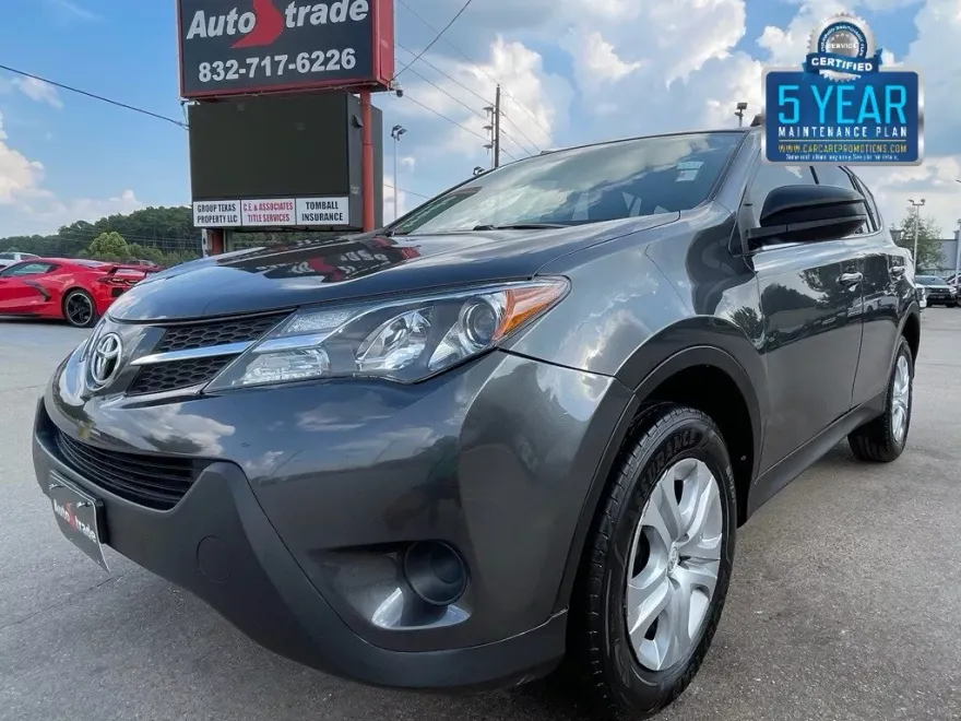 2015 Toyota RAV4 LE photo 1