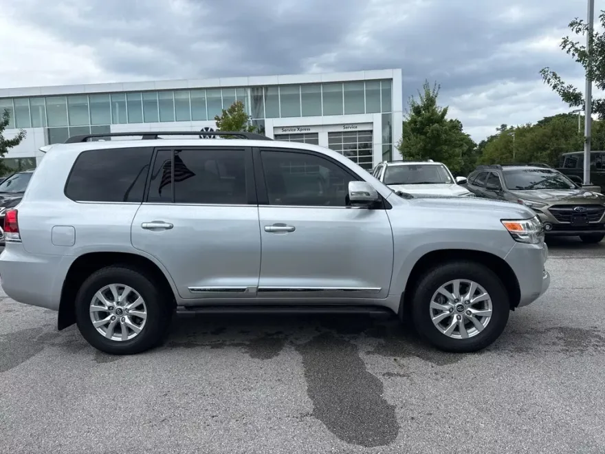 2019 Toyota Land Cruiser Base photo 1