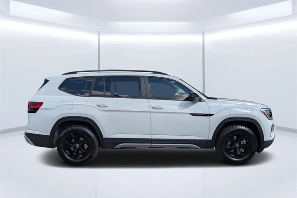 2025 Volkswagen Atlas SE Technology Peak Edition photo 1