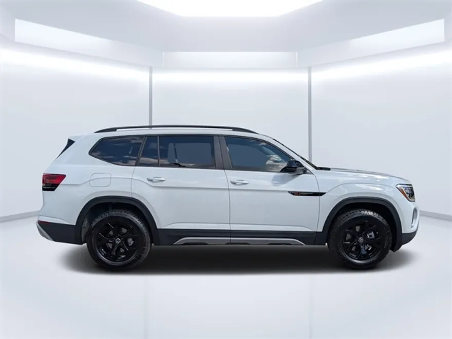 2025 Volkswagen Atlas SE Technology Peak Edition photo 1