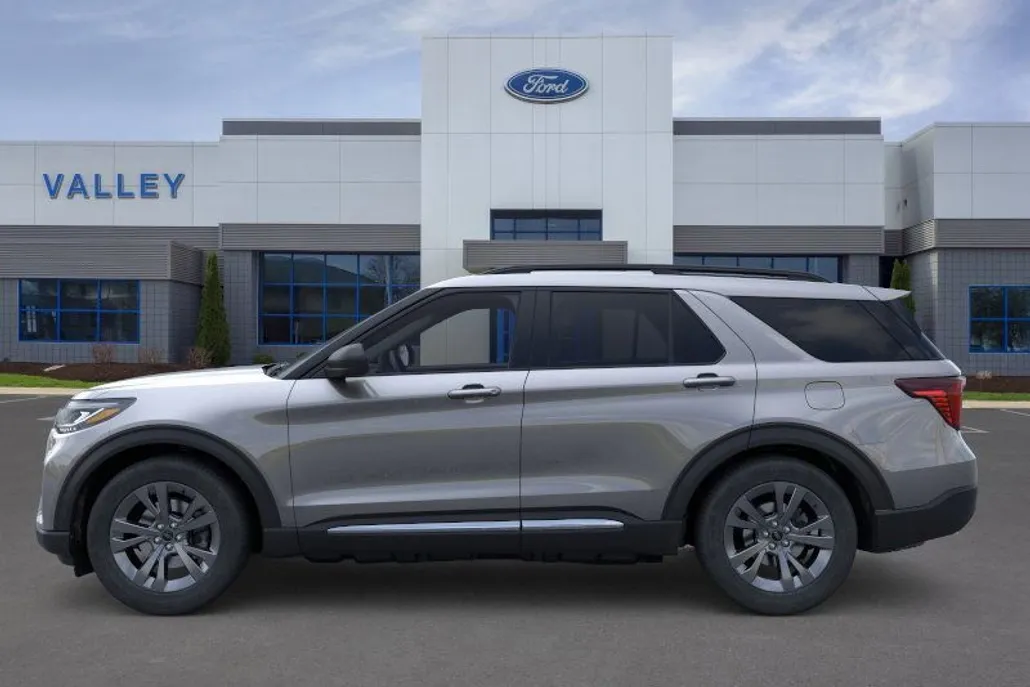 2025 Ford Explorer photo 1