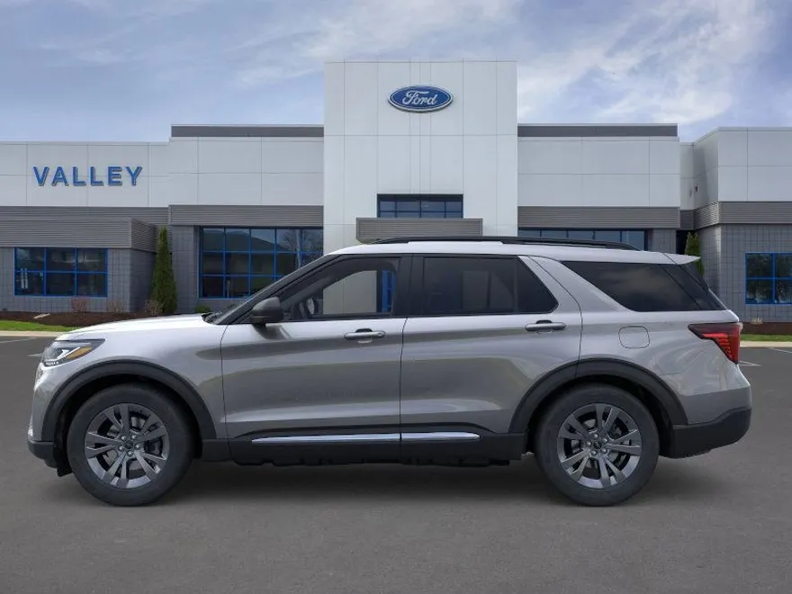 2025 Ford Explorer photo 1
