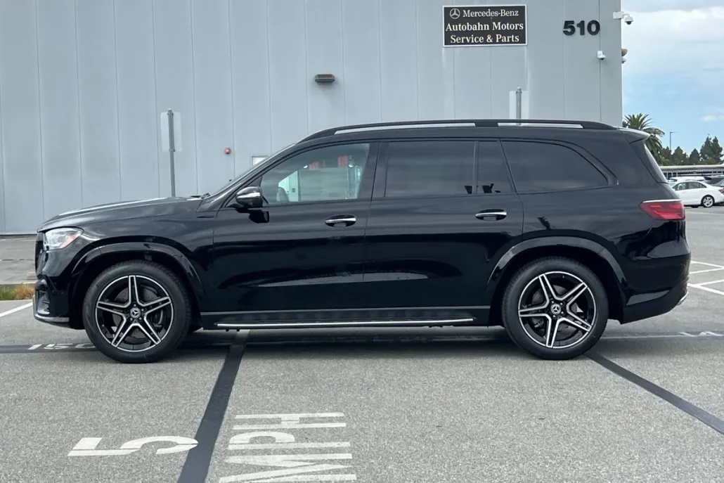 2026 Mercedes Benz GLS 450 4MATIC photo 1