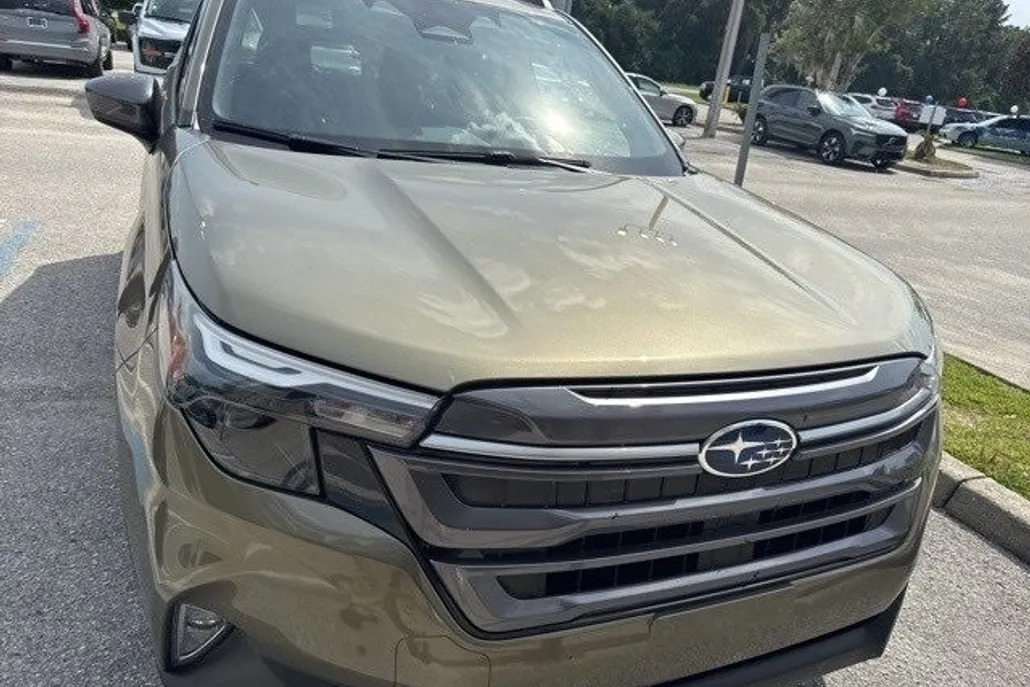 2025 Subaru Forester Premium Base photo 1