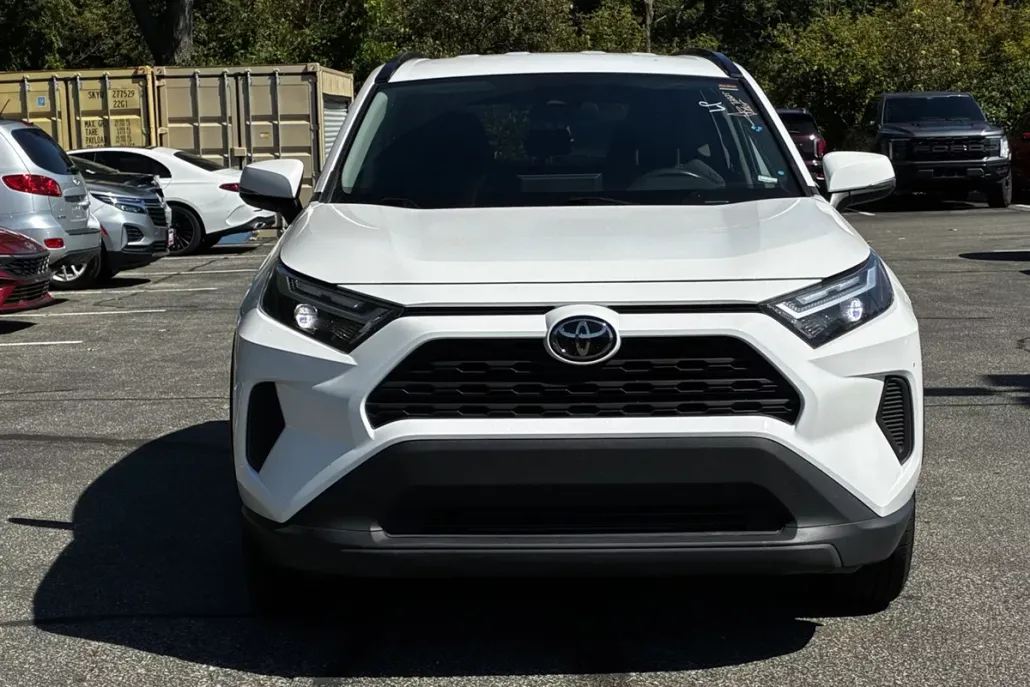 2023 Toyota RAV4 XLE photo 1