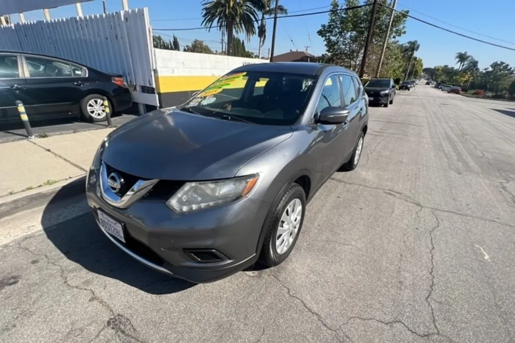 2015 Nissan Rogue SV photo 1
