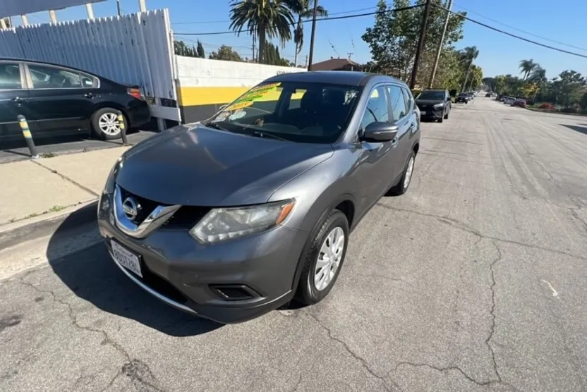 2015 Nissan Rogue SV photo 1