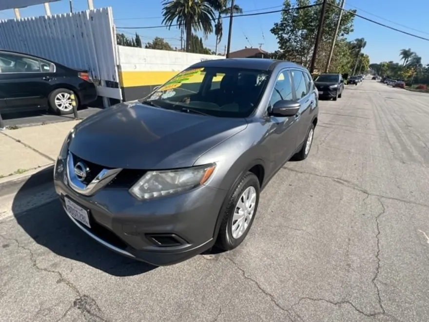 2015 Nissan Rogue SV photo 1
