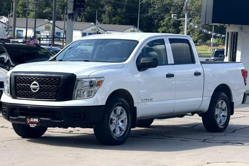 2017 Nissan Titan Crew Cab S photo 1