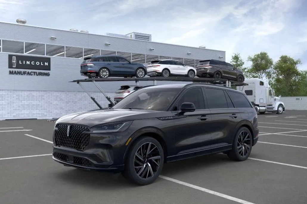 2025 Lincoln Aviator Black Label photo 1