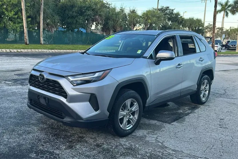 2023 Toyota RAV4 XLE photo 1