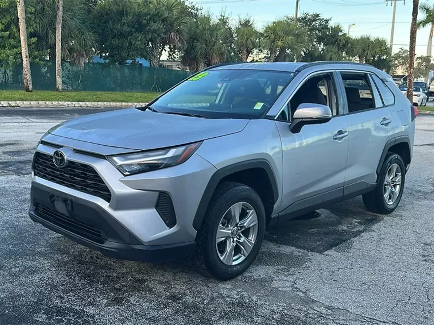 2023 Toyota RAV4 XLE photo 1