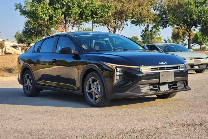 2025 Kia K4 LXS photo 1